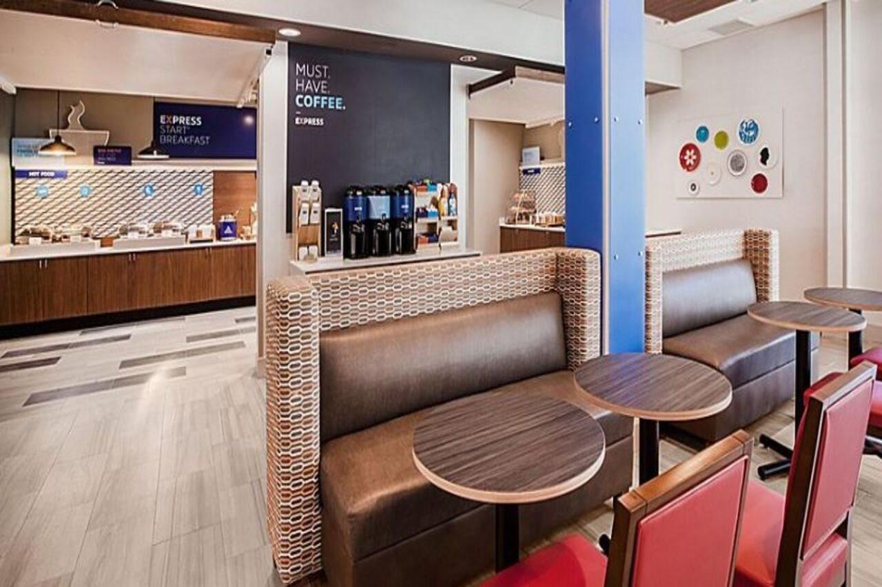 斯丹顿智选假日套房酒店 斯汤顿 外观 照片